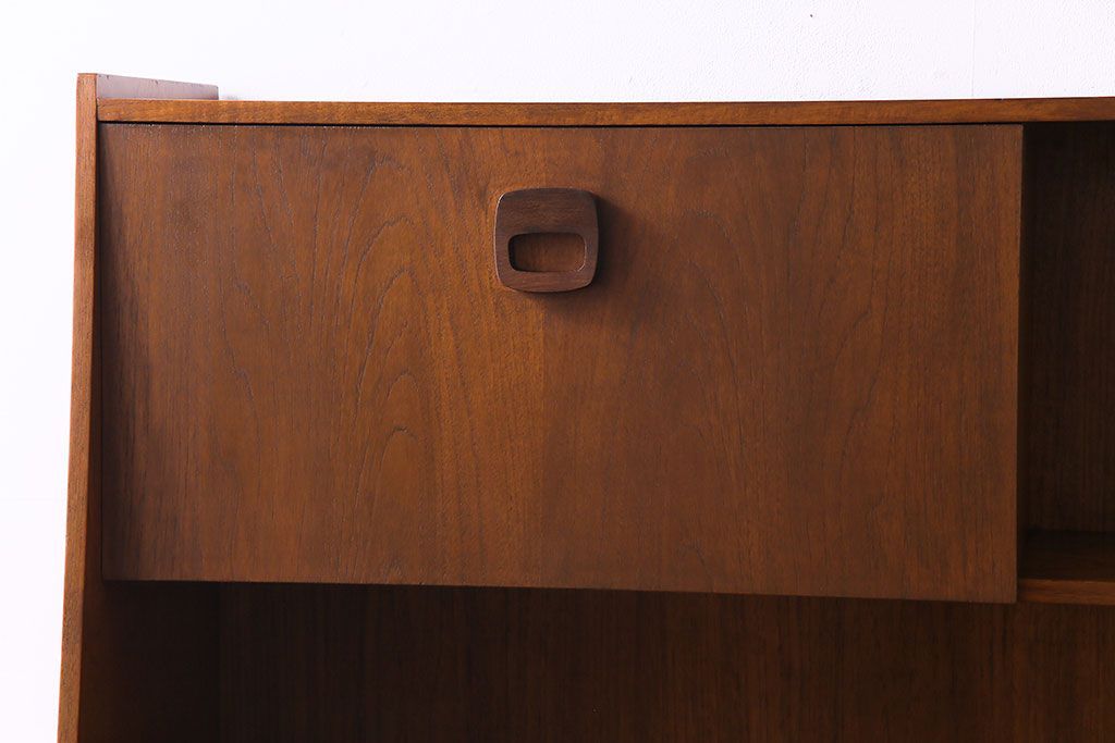 ビンテージ家具　北欧ヴィンテージ　チーク材　四角い取っ手がレトロな雰囲気のサイドボード(キャビネット、リビングボード、収納棚)