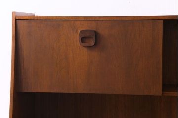 ビンテージ家具　北欧ヴィンテージ　チーク材　四角い取っ手がレトロな雰囲気のサイドボード(キャビネット、リビングボード、収納棚)