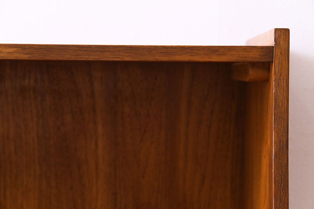 ビンテージ家具　北欧ヴィンテージ　チーク材　四角い取っ手がレトロな雰囲気のサイドボード(キャビネット、リビングボード、収納棚)