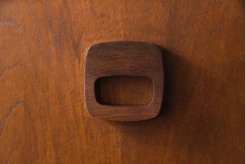 ビンテージ家具　北欧ヴィンテージ　チーク材　四角い取っ手がレトロな雰囲気のサイドボード(キャビネット、リビングボード、収納棚)