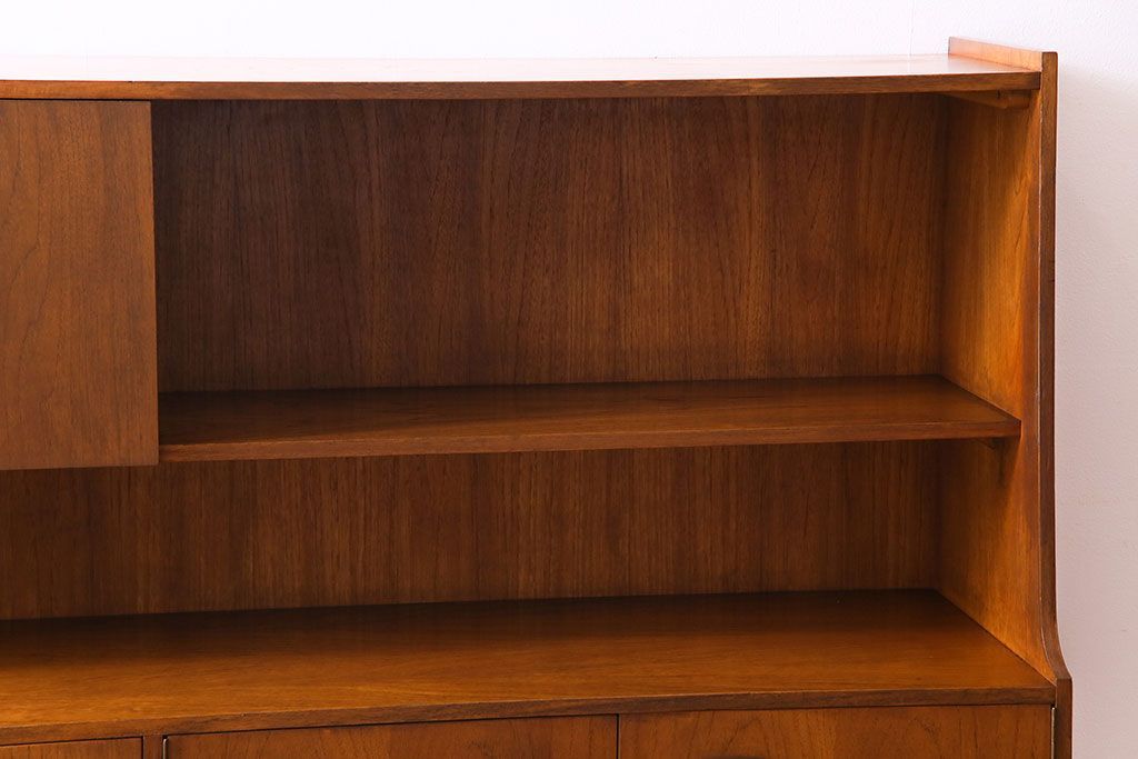 ビンテージ家具　北欧ヴィンテージ　チーク材　四角い取っ手がレトロな雰囲気のサイドボード(キャビネット、リビングボード、収納棚)