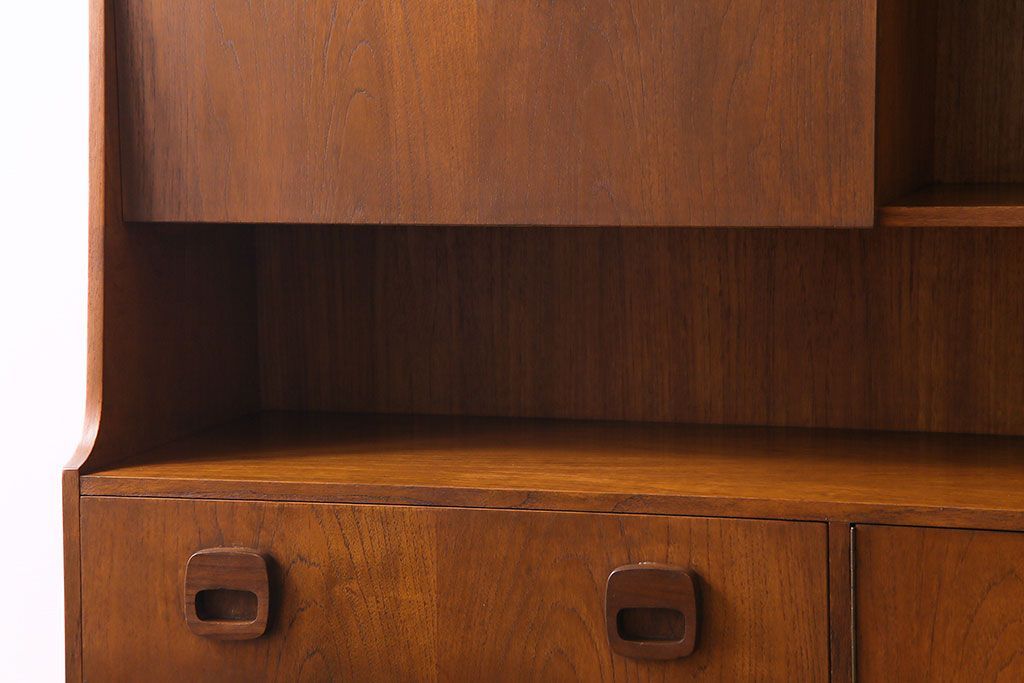 ビンテージ家具　北欧ヴィンテージ　チーク材　四角い取っ手がレトロな雰囲気のサイドボード(キャビネット、リビングボード、収納棚)