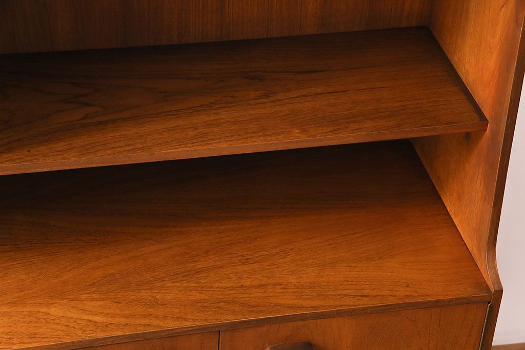 ビンテージ家具　北欧ヴィンテージ　チーク材　四角い取っ手がレトロな雰囲気のサイドボード(キャビネット、リビングボード、収納棚)