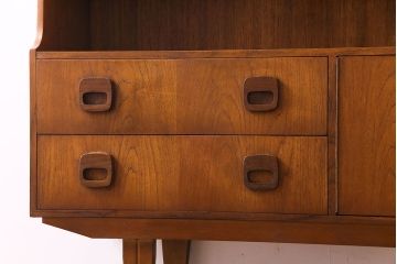 ビンテージ家具　北欧ヴィンテージ　チーク材　四角い取っ手がレトロな雰囲気のサイドボード(キャビネット、リビングボード、収納棚)