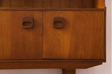 ビンテージ家具　北欧ヴィンテージ　チーク材　四角い取っ手がレトロな雰囲気のサイドボード(キャビネット、リビングボード、収納棚)