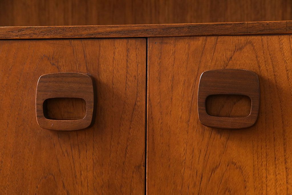 ビンテージ家具　北欧ヴィンテージ　チーク材　四角い取っ手がレトロな雰囲気のサイドボード(キャビネット、リビングボード、収納棚)