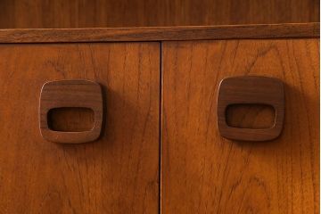 ビンテージ家具　北欧ヴィンテージ　チーク材　四角い取っ手がレトロな雰囲気のサイドボード(キャビネット、リビングボード、収納棚)