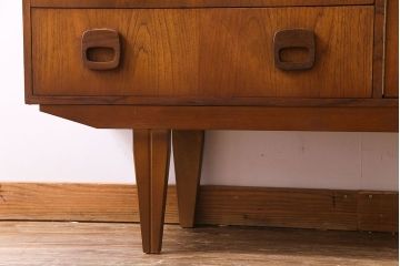 ビンテージ家具　北欧ヴィンテージ　チーク材　四角い取っ手がレトロな雰囲気のサイドボード(キャビネット、リビングボード、収納棚)