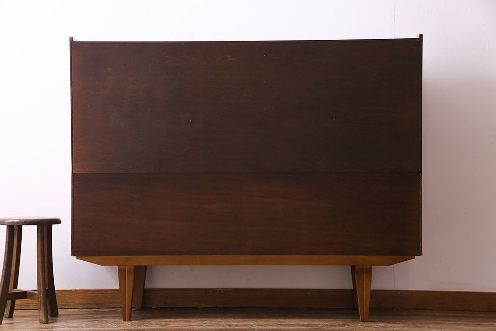 ビンテージ家具　北欧ヴィンテージ　チーク材　四角い取っ手がレトロな雰囲気のサイドボード(キャビネット、リビングボード、収納棚)