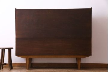 ビンテージ家具　北欧ヴィンテージ　チーク材　四角い取っ手がレトロな雰囲気のサイドボード(キャビネット、リビングボード、収納棚)