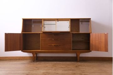 ビンテージ家具　北欧ヴィンテージ　チーク材　リキュールキャビネット付きのサイドボード(ダイニングボード、リビングボード、収納棚)