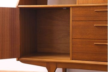 ビンテージ家具　北欧ヴィンテージ　チーク材　リキュールキャビネット付きのサイドボード(ダイニングボード、リビングボード、収納棚)