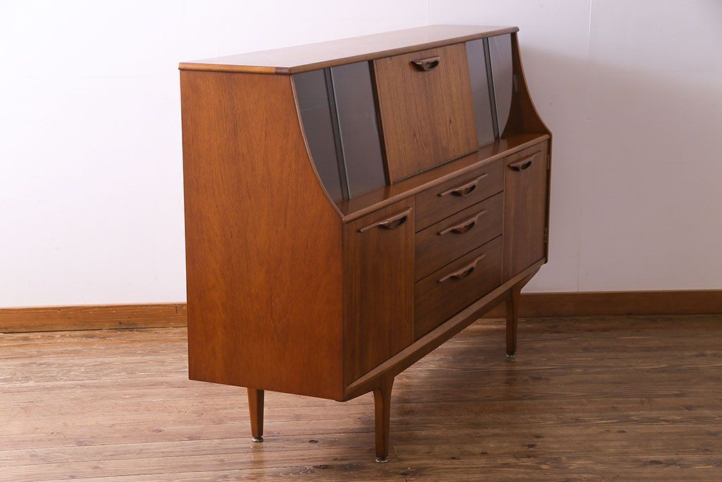 ビンテージ家具　北欧ヴィンテージ　チーク材　リキュールキャビネット付きのサイドボード(ダイニングボード、リビングボード、収納棚)