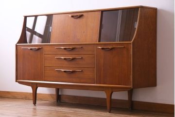 ビンテージ家具　北欧ヴィンテージ　チーク材　リキュールキャビネット付きのサイドボード(ダイニングボード、リビングボード、収納棚)