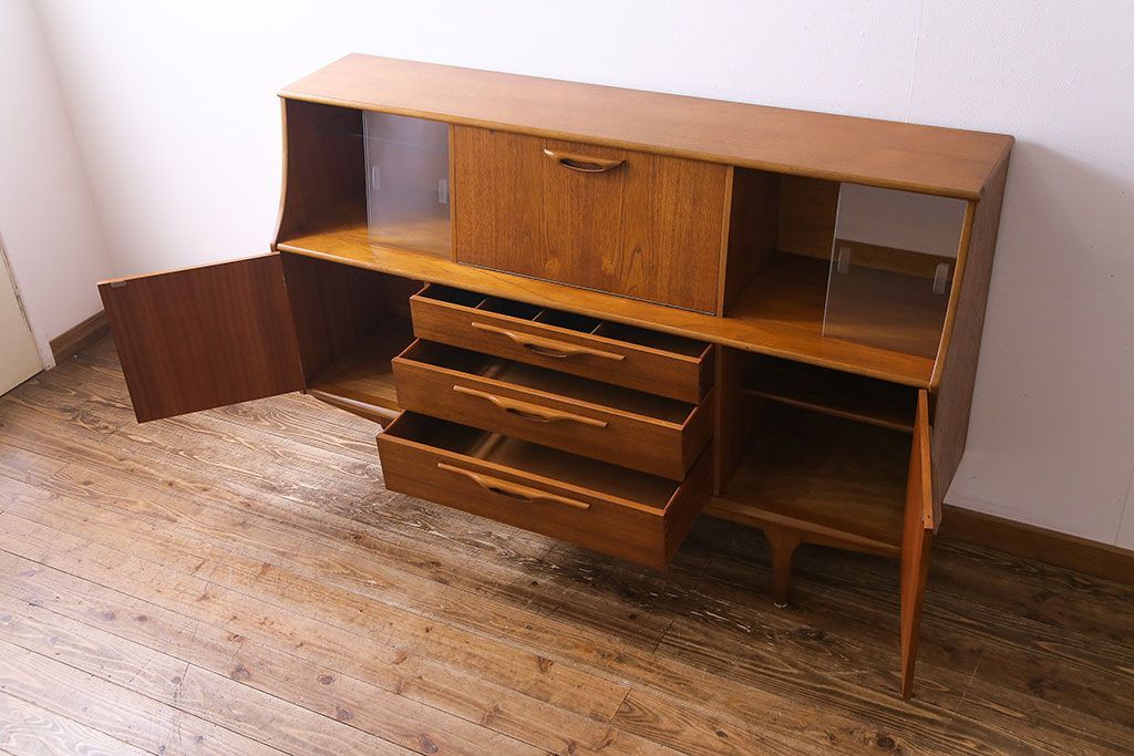 ビンテージ家具　北欧ヴィンテージ　チーク材　リキュールキャビネット付きのサイドボード(ダイニングボード、リビングボード、収納棚)