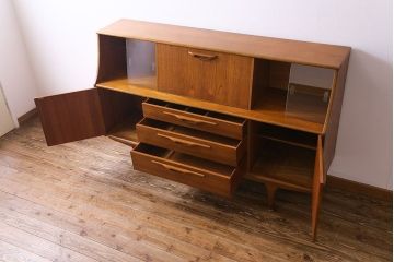 ビンテージ家具　北欧ヴィンテージ　チーク材　リキュールキャビネット付きのサイドボード(ダイニングボード、リビングボード、収納棚)