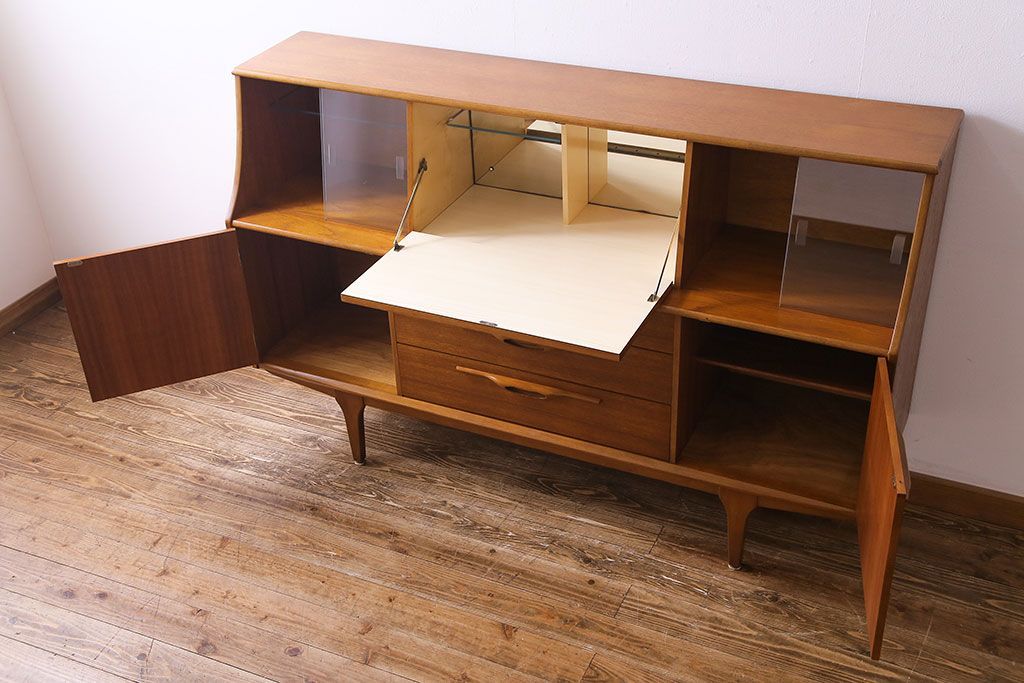 ビンテージ家具　北欧ヴィンテージ　チーク材　リキュールキャビネット付きのサイドボード(ダイニングボード、リビングボード、収納棚)