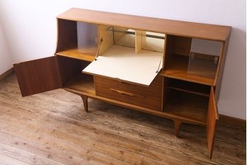 ビンテージ家具　北欧ヴィンテージ　チーク材　リキュールキャビネット付きのサイドボード(ダイニングボード、リビングボード、収納棚)