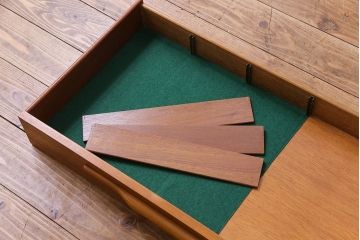 ビンテージ家具　北欧ヴィンテージ　チーク材　リキュールキャビネット付きのサイドボード(ダイニングボード、リビングボード、収納棚)