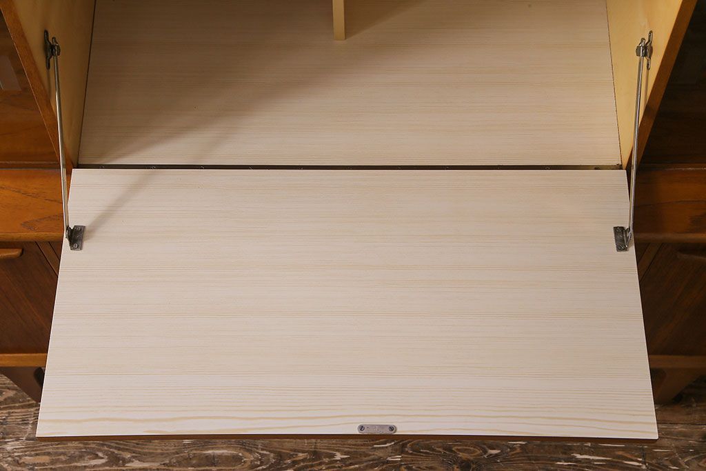 ビンテージ家具　北欧ヴィンテージ　チーク材　リキュールキャビネット付きのサイドボード(ダイニングボード、リビングボード、収納棚)