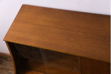 ビンテージ家具　北欧ヴィンテージ　チーク材　リキュールキャビネット付きのサイドボード(ダイニングボード、リビングボード、収納棚)