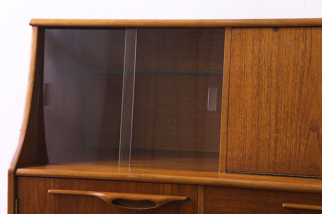 ビンテージ家具　北欧ヴィンテージ　チーク材　リキュールキャビネット付きのサイドボード(ダイニングボード、リビングボード、収納棚)