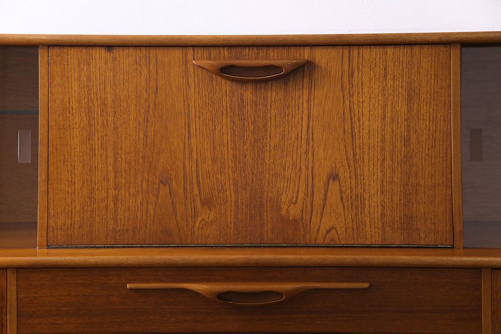 ビンテージ家具　北欧ヴィンテージ　チーク材　リキュールキャビネット付きのサイドボード(ダイニングボード、リビングボード、収納棚)