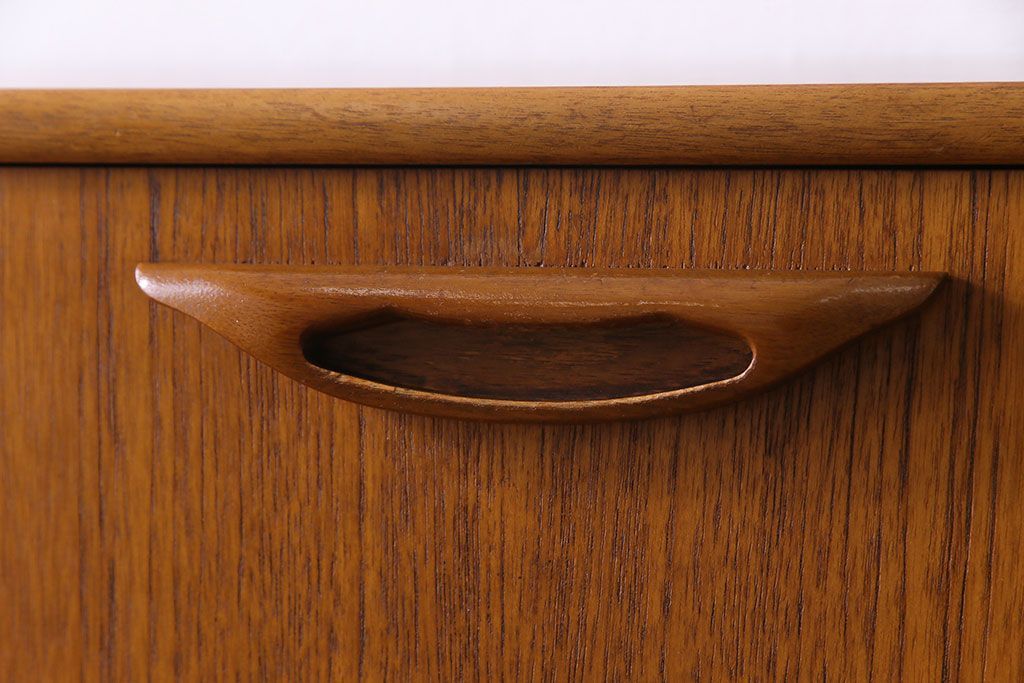 ビンテージ家具　北欧ヴィンテージ　チーク材　リキュールキャビネット付きのサイドボード(ダイニングボード、リビングボード、収納棚)