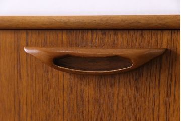 ビンテージ家具　北欧ヴィンテージ　チーク材　リキュールキャビネット付きのサイドボード(ダイニングボード、リビングボード、収納棚)