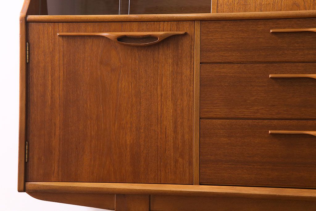 ビンテージ家具　北欧ヴィンテージ　チーク材　リキュールキャビネット付きのサイドボード(ダイニングボード、リビングボード、収納棚)