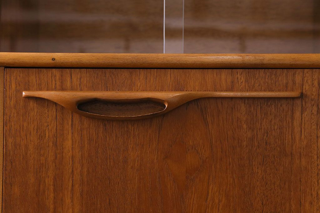 ビンテージ家具　北欧ヴィンテージ　チーク材　リキュールキャビネット付きのサイドボード(ダイニングボード、リビングボード、収納棚)