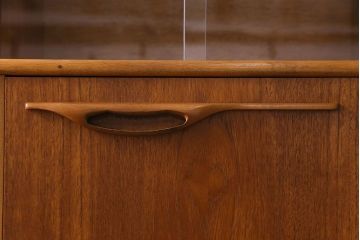 ビンテージ家具　北欧ヴィンテージ　チーク材　リキュールキャビネット付きのサイドボード(ダイニングボード、リビングボード、収納棚)