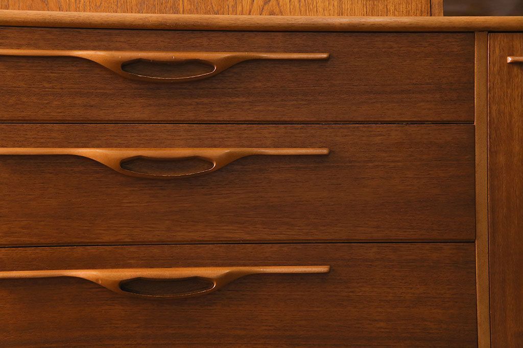 ビンテージ家具　北欧ヴィンテージ　チーク材　リキュールキャビネット付きのサイドボード(ダイニングボード、リビングボード、収納棚)