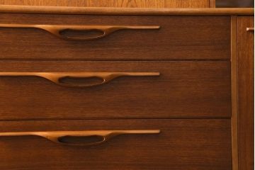 ビンテージ家具　北欧ヴィンテージ　チーク材　リキュールキャビネット付きのサイドボード(ダイニングボード、リビングボード、収納棚)