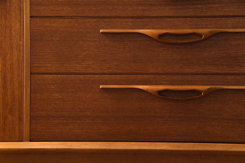 ビンテージ家具　北欧ヴィンテージ　チーク材　リキュールキャビネット付きのサイドボード(ダイニングボード、リビングボード、収納棚)