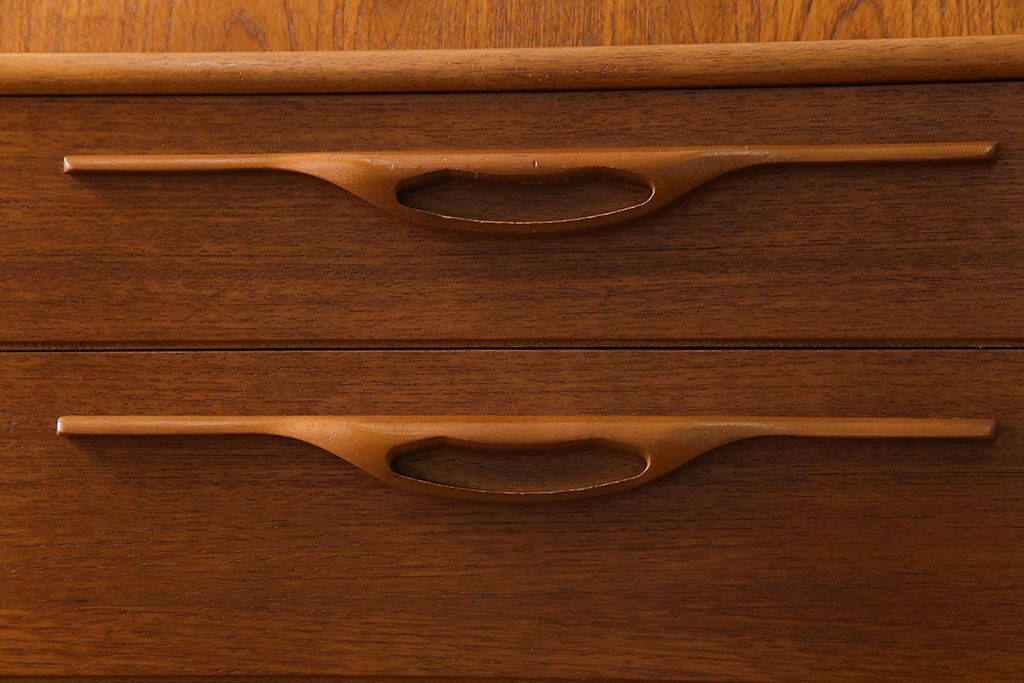 ビンテージ家具　北欧ヴィンテージ　チーク材　リキュールキャビネット付きのサイドボード(ダイニングボード、リビングボード、収納棚)