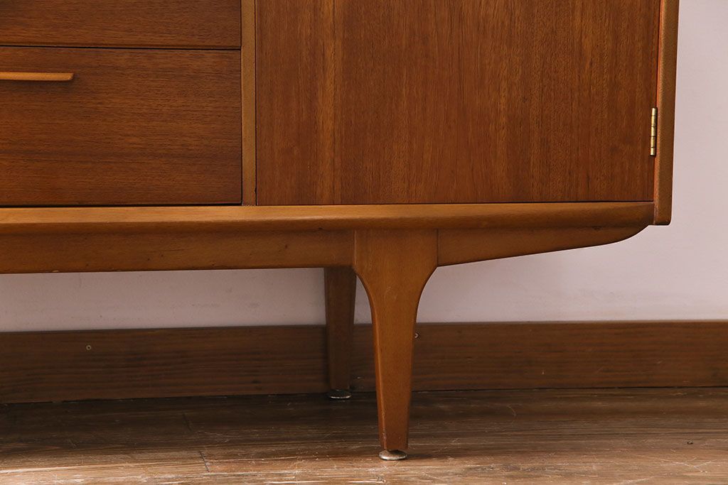 ビンテージ家具　北欧ヴィンテージ　チーク材　リキュールキャビネット付きのサイドボード(ダイニングボード、リビングボード、収納棚)