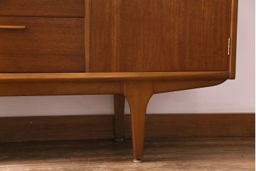 ビンテージ家具　北欧ヴィンテージ　チーク材　リキュールキャビネット付きのサイドボード(ダイニングボード、リビングボード、収納棚)