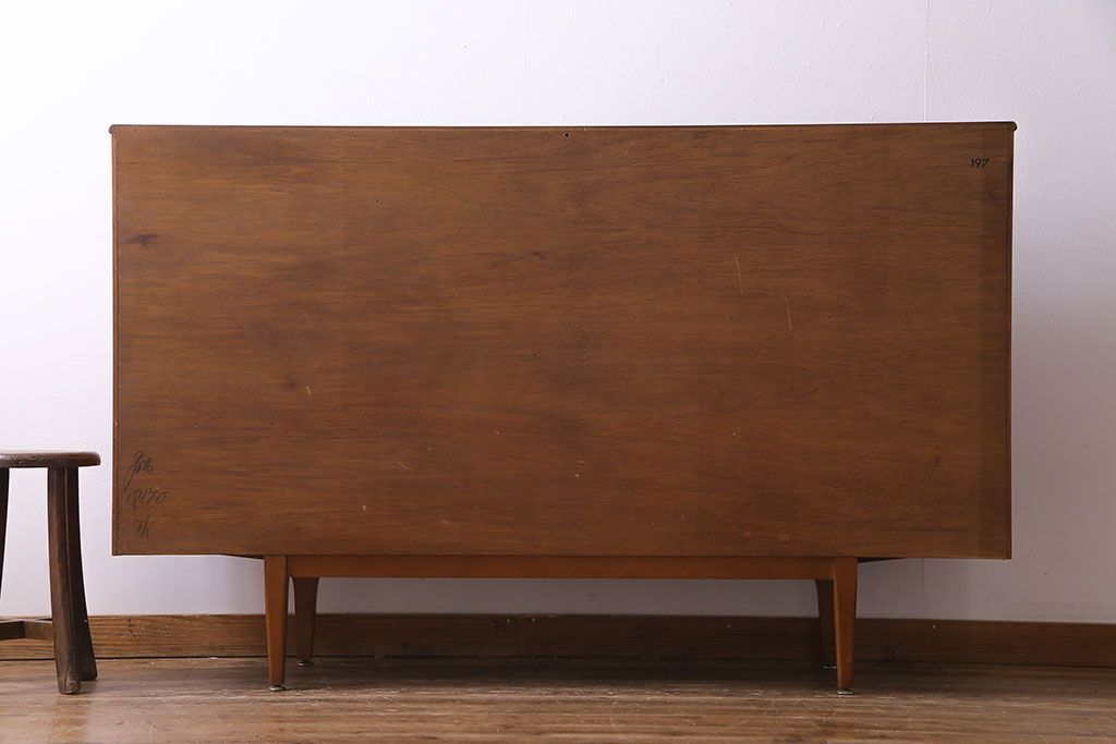 ビンテージ家具　北欧ヴィンテージ　チーク材　リキュールキャビネット付きのサイドボード(ダイニングボード、リビングボード、収納棚)