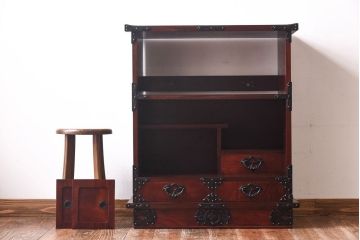 中古美品　岩谷堂箪笥　桜木家具店製　緻密な彫りと意匠が魅力の飾り棚(茶棚)