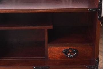 中古美品　岩谷堂箪笥　桜木家具店製　緻密な彫りと意匠が魅力の飾り棚(茶棚)