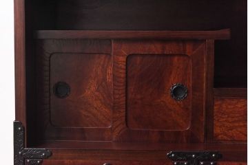 中古美品　岩谷堂箪笥　桜木家具店製　緻密な彫りと意匠が魅力の飾り棚(茶棚)