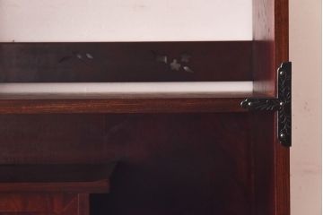 中古美品　岩谷堂箪笥　桜木家具店製　緻密な彫りと意匠が魅力の飾り棚(茶棚)