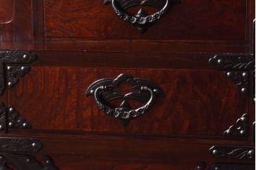 中古美品　岩谷堂箪笥　桜木家具店製　緻密な彫りと意匠が魅力の飾り棚(茶棚)