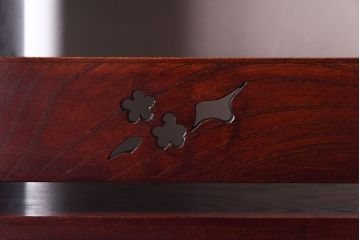 中古美品　岩谷堂箪笥　桜木家具店製　緻密な彫りと意匠が魅力の飾り棚(茶棚)