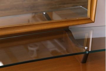 アンティーク雑貨　北欧ビンテージ　チーク材　上品な佇まいが素敵なガラス天板付きドレッサー(ドレッシングチェスト、鏡台)