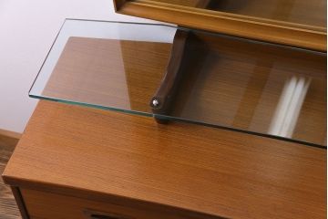 アンティーク雑貨　北欧ビンテージ　チーク材　上品な佇まいが素敵なガラス天板付きドレッサー(ドレッシングチェスト、鏡台)