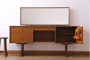 ヴィンテージ家具　北欧ビンテージ　G-PLAN(ジープラン)　Form FIVE(フォーム ファイブ)　チーク材　真鍮取っ手がお洒落なドレッサー(ドレッシングチェスト、鏡台)