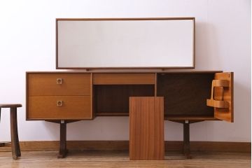 ヴィンテージ家具　北欧ビンテージ　G-PLAN(ジープラン)　Form FIVE(フォーム ファイブ)　チーク材　真鍮取っ手がお洒落なドレッサー(ドレッシングチェスト、鏡台)