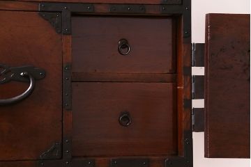 アンティーク家具　和製アンティーク　前板ケヤキ材　脚付き　モダンで個性的な庄内箪笥サイドボード(衣装箪笥、チェスト)